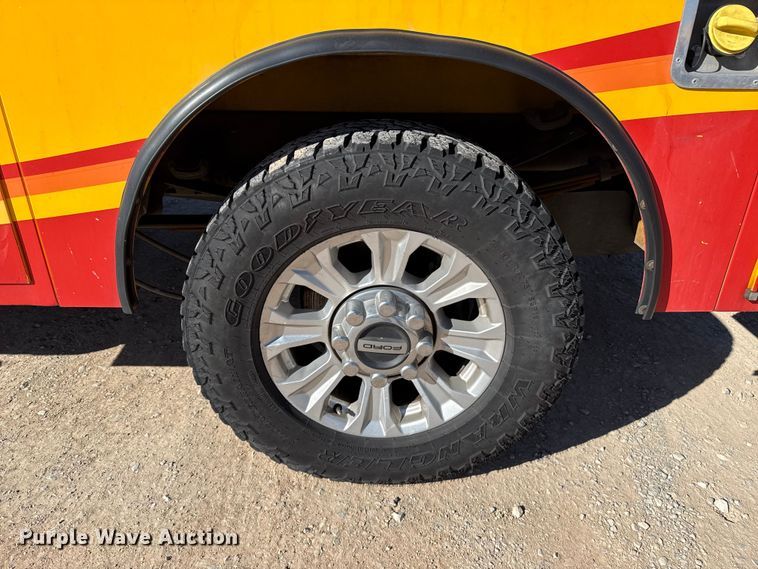 image for item ES5780 2020 Ford F350 Super Duty utility bed pickup truck