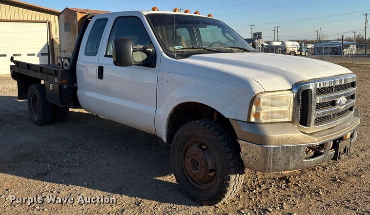 image for item ES5791 2006 Ford F350 Ext. Cab flatbed pickup truck