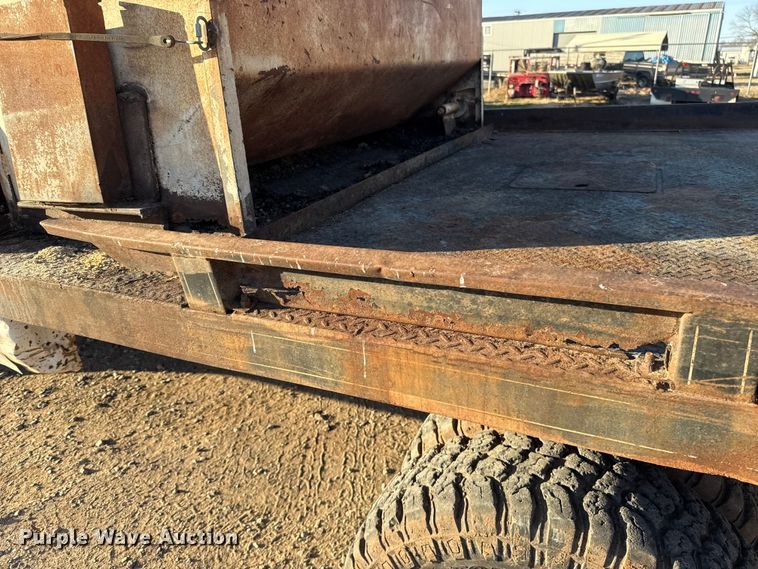 image for item ES5791 2006 Ford F350 Ext. Cab flatbed pickup truck