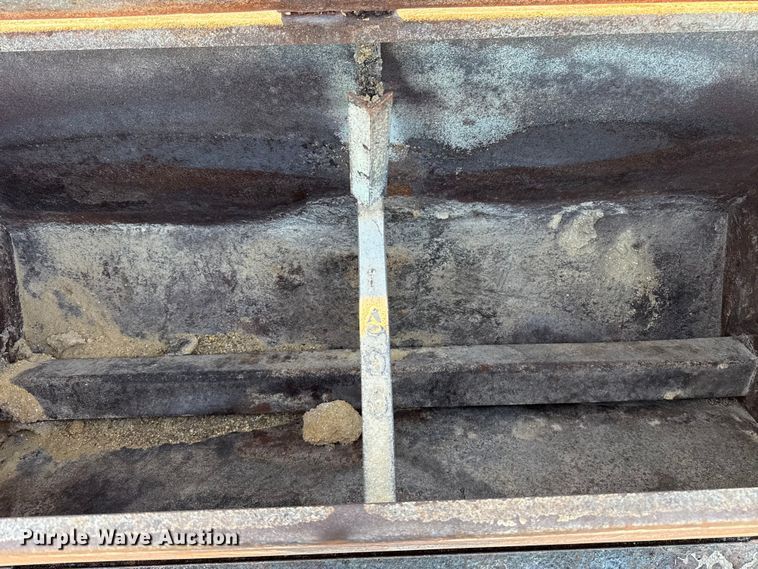 image for item ES5791 2006 Ford F350 Ext. Cab flatbed pickup truck