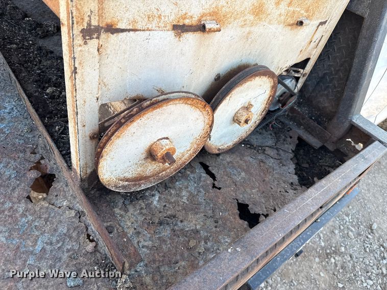 image for item ES5791 2006 Ford F350 Ext. Cab flatbed pickup truck