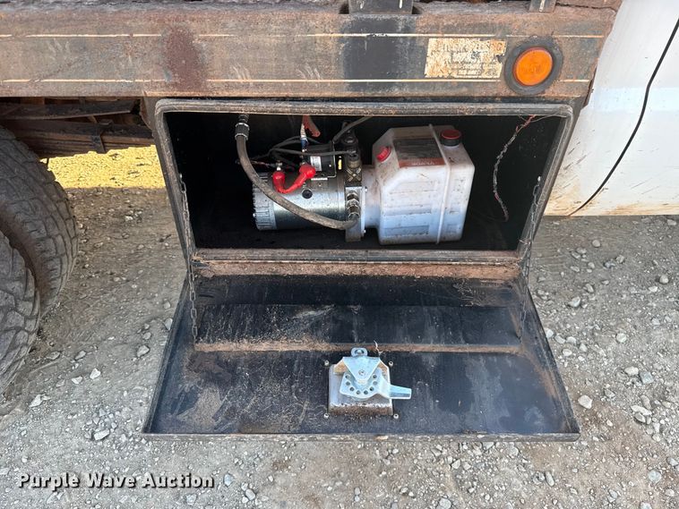 image for item ES5791 2006 Ford F350 Ext. Cab flatbed pickup truck