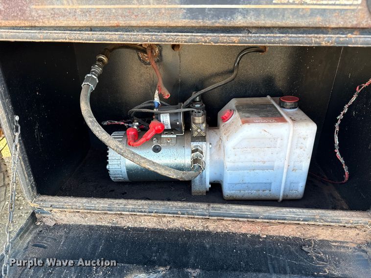 image for item ES5791 2006 Ford F350 Ext. Cab flatbed pickup truck