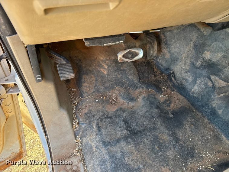 image for item ES5791 2006 Ford F350 Ext. Cab flatbed pickup truck