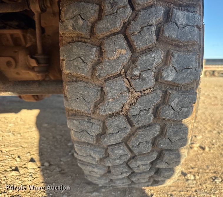 image for item ES5791 2006 Ford F350 Ext. Cab flatbed pickup truck