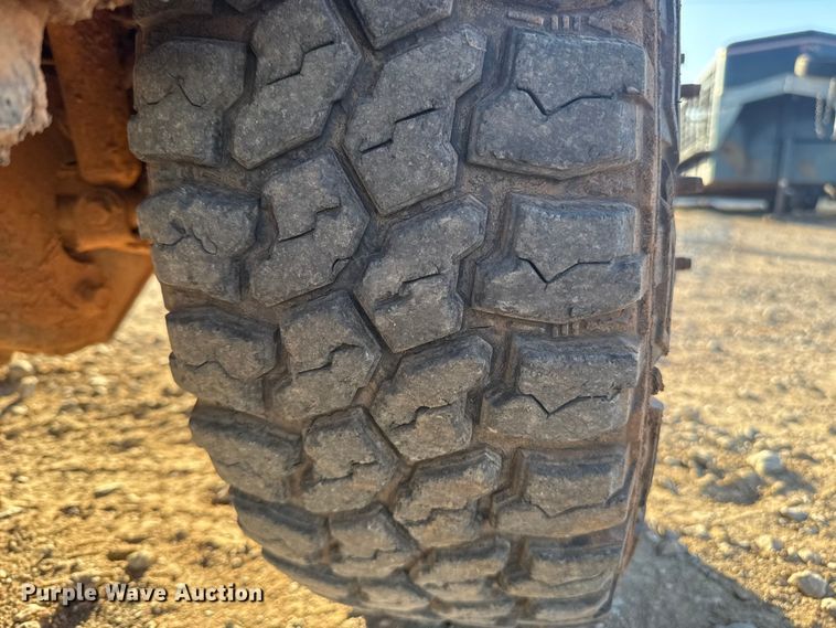 image for item ES5791 2006 Ford F350 Ext. Cab flatbed pickup truck