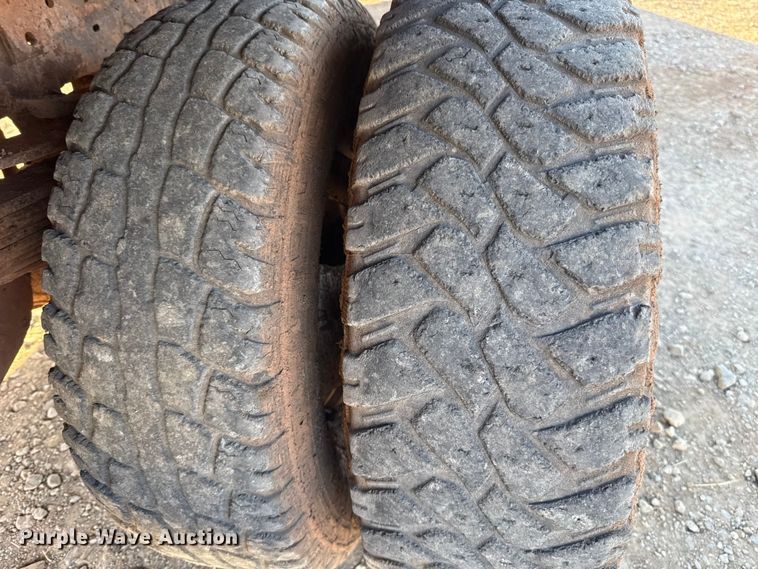 image for item ES5791 2006 Ford F350 Ext. Cab flatbed pickup truck