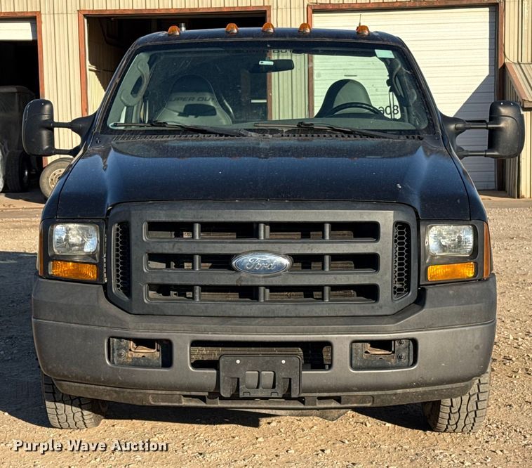 image for item ES5792 2007 Ford F350 pickup truck cab and chassis