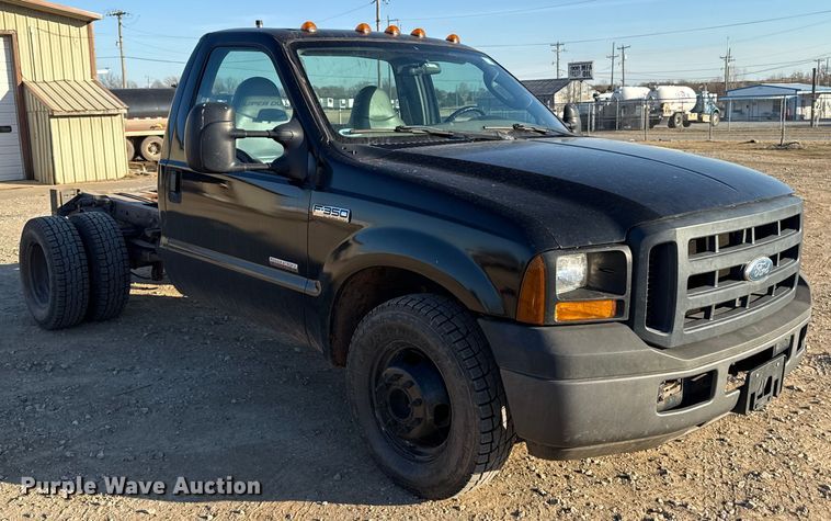 image for item ES5792 2007 Ford F350 pickup truck cab and chassis