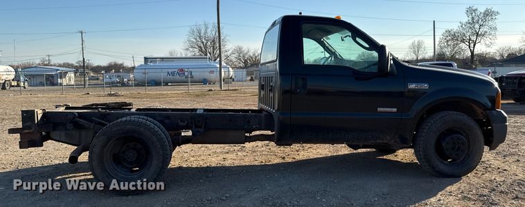 image for item ES5792 2007 Ford F350 pickup truck cab and chassis