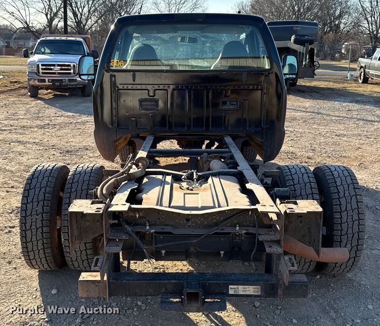 image for item ES5792 2007 Ford F350 pickup truck cab and chassis