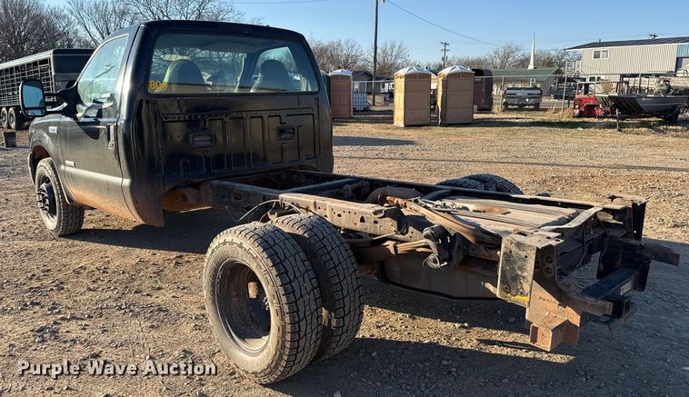 image for item ES5792 2007 Ford F350 pickup truck cab and chassis
