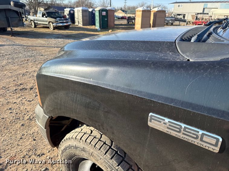 image for item ES5792 2007 Ford F350 pickup truck cab and chassis