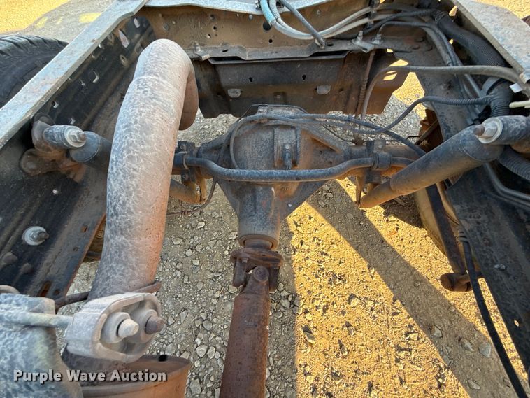 image for item ES5792 2007 Ford F350 pickup truck cab and chassis