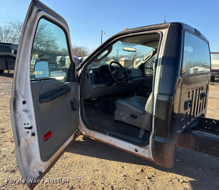 image for item ES5792 2007 Ford F350 pickup truck cab and chassis