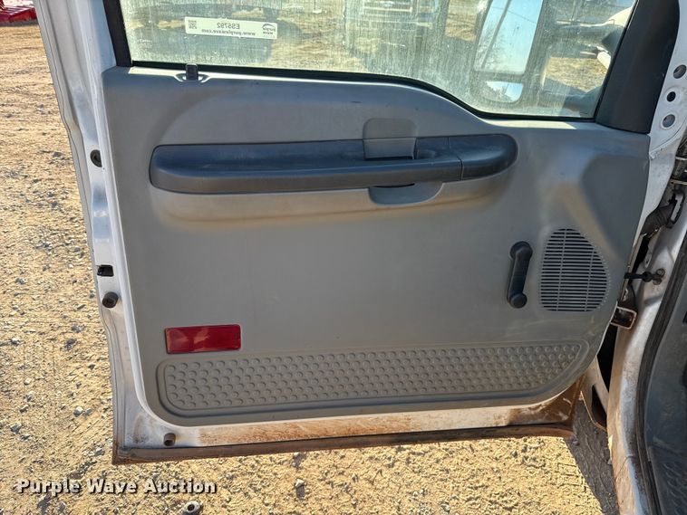 image for item ES5792 2007 Ford F350 pickup truck cab and chassis