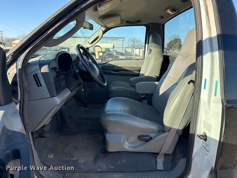 image for item ES5792 2007 Ford F350 pickup truck cab and chassis