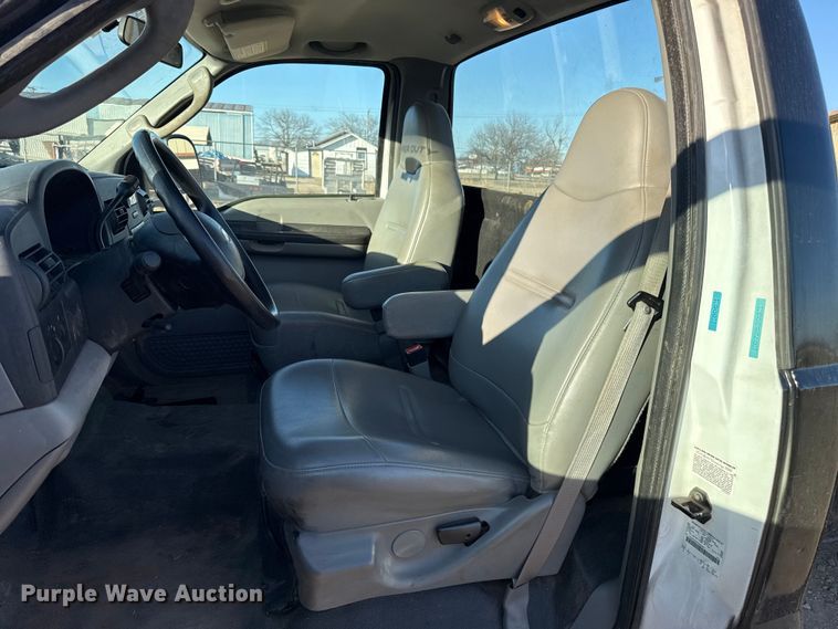 image for item ES5792 2007 Ford F350 pickup truck cab and chassis