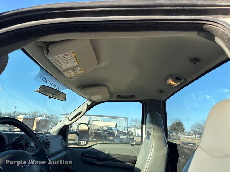 image for item ES5792 2007 Ford F350 pickup truck cab and chassis