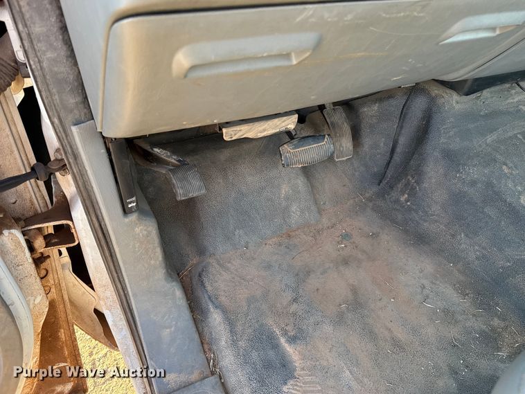 image for item ES5792 2007 Ford F350 pickup truck cab and chassis