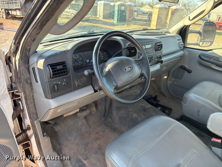 image for item ES5792 2007 Ford F350 pickup truck cab and chassis