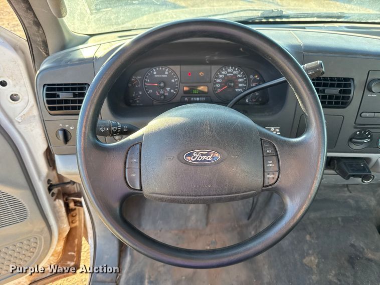 image for item ES5792 2007 Ford F350 pickup truck cab and chassis