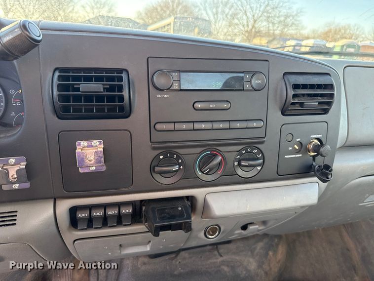 image for item ES5792 2007 Ford F350 pickup truck cab and chassis