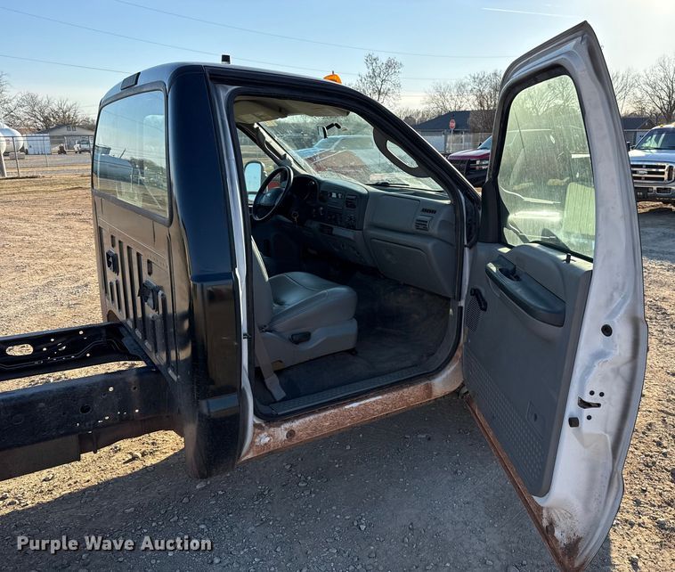 image for item ES5792 2007 Ford F350 pickup truck cab and chassis