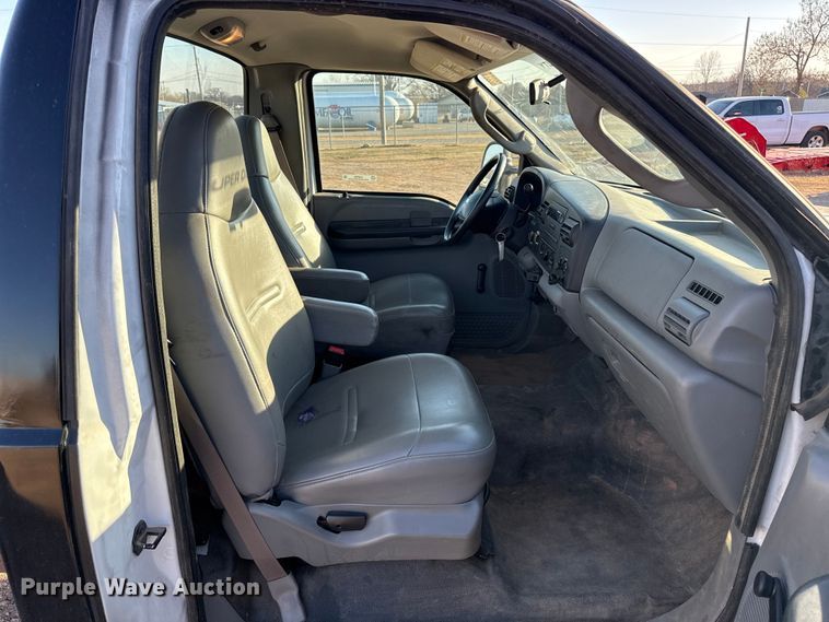 image for item ES5792 2007 Ford F350 pickup truck cab and chassis