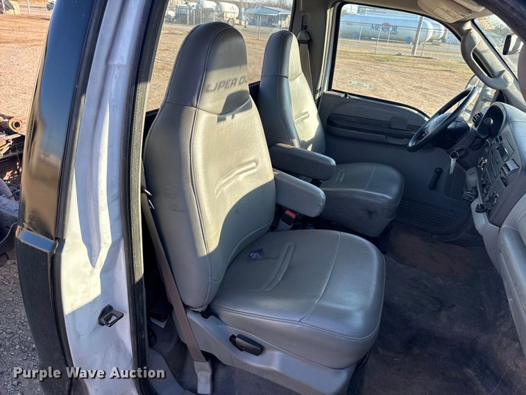 image for item ES5792 2007 Ford F350 pickup truck cab and chassis