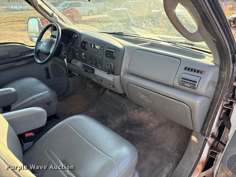 image for item ES5792 2007 Ford F350 pickup truck cab and chassis