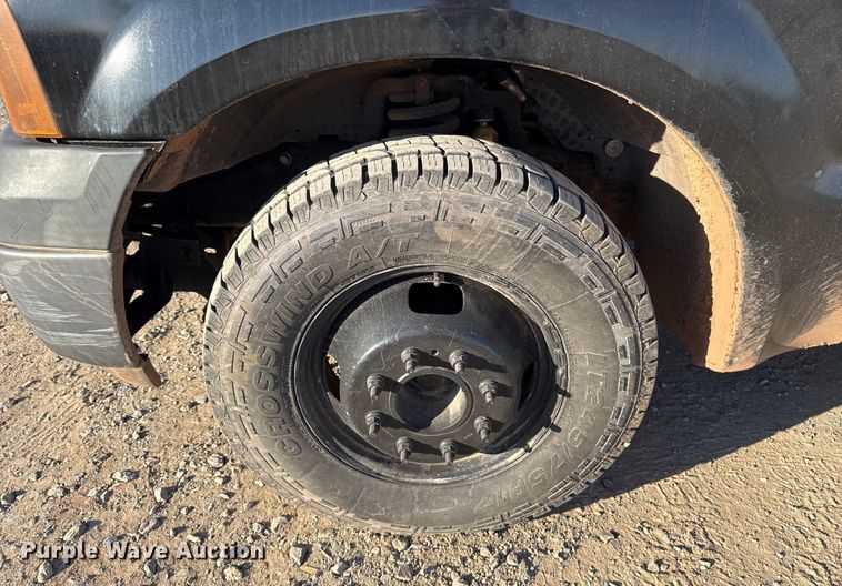 image for item ES5792 2007 Ford F350 pickup truck cab and chassis