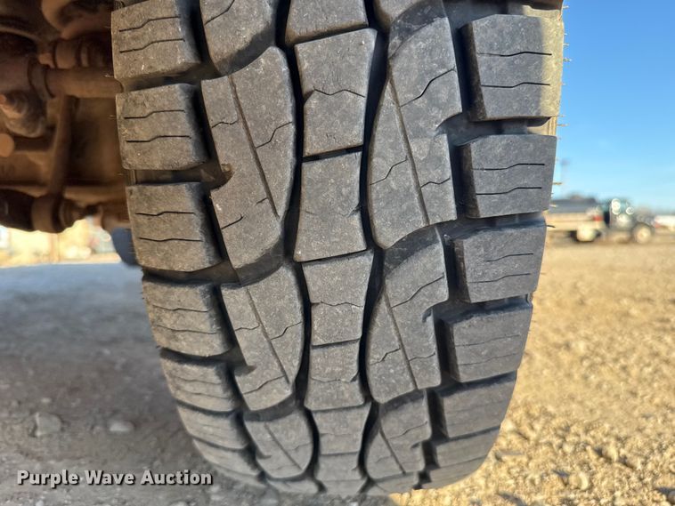 image for item ES5792 2007 Ford F350 pickup truck cab and chassis