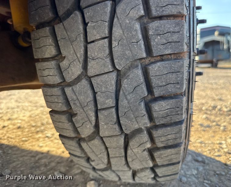 image for item ES5792 2007 Ford F350 pickup truck cab and chassis