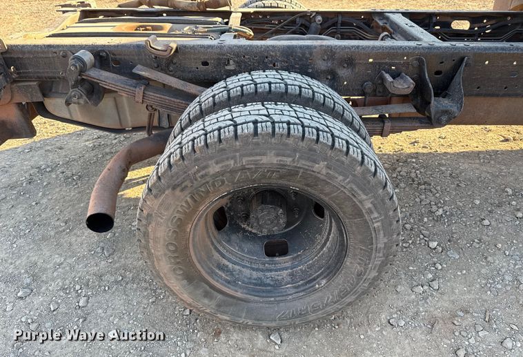 image for item ES5792 2007 Ford F350 pickup truck cab and chassis