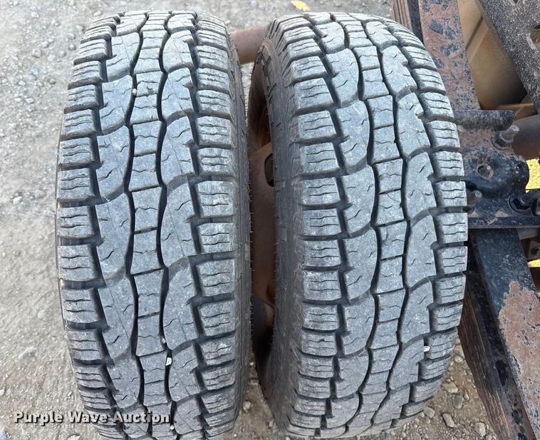 image for item ES5792 2007 Ford F350 pickup truck cab and chassis