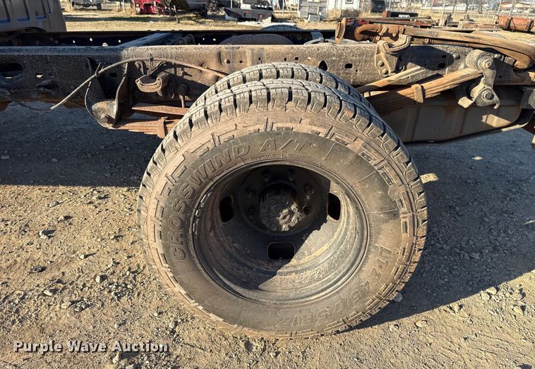 image for item ES5792 2007 Ford F350 pickup truck cab and chassis