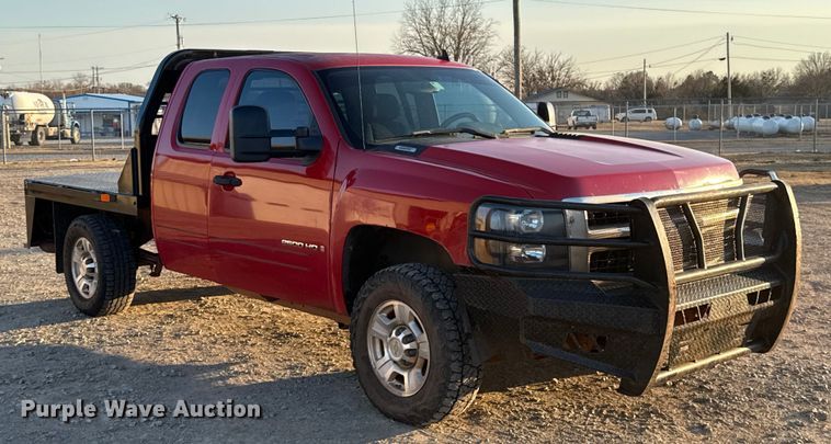 image for item ES5794 2007 Chevrolet Silverado 2500HD Ext. Cab flatbed pickup truck