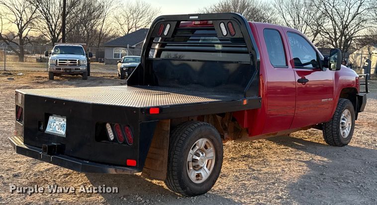 image for item ES5794 2007 Chevrolet Silverado 2500HD Ext. Cab flatbed pickup truck