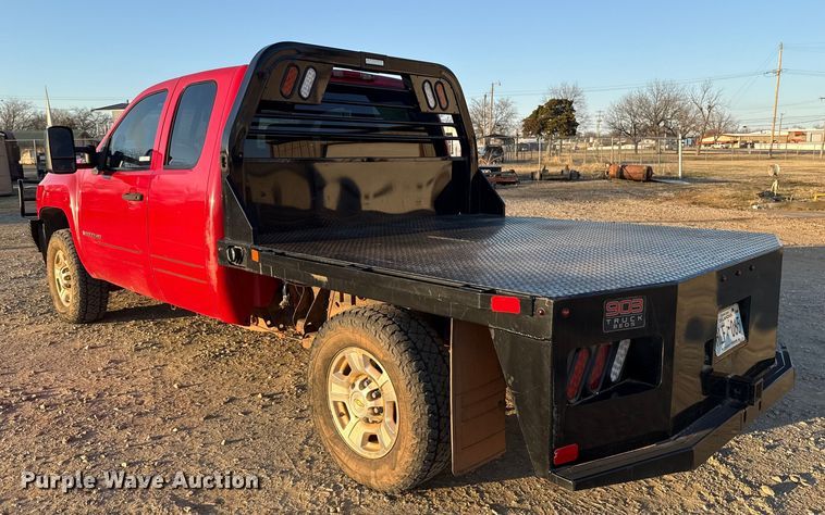 image for item ES5794 2007 Chevrolet Silverado 2500HD Ext. Cab flatbed pickup truck