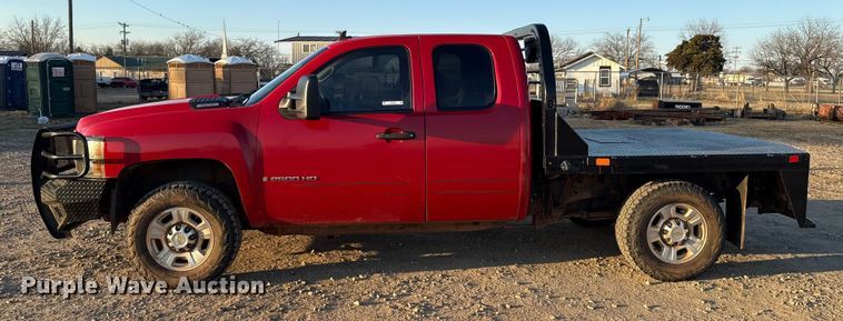 image for item ES5794 2007 Chevrolet Silverado 2500HD Ext. Cab flatbed pickup truck