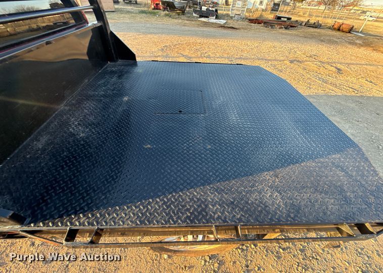 image for item ES5794 2007 Chevrolet Silverado 2500HD Ext. Cab flatbed pickup truck