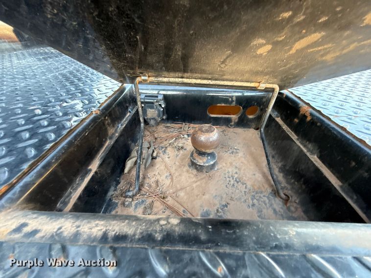 image for item ES5794 2007 Chevrolet Silverado 2500HD Ext. Cab flatbed pickup truck