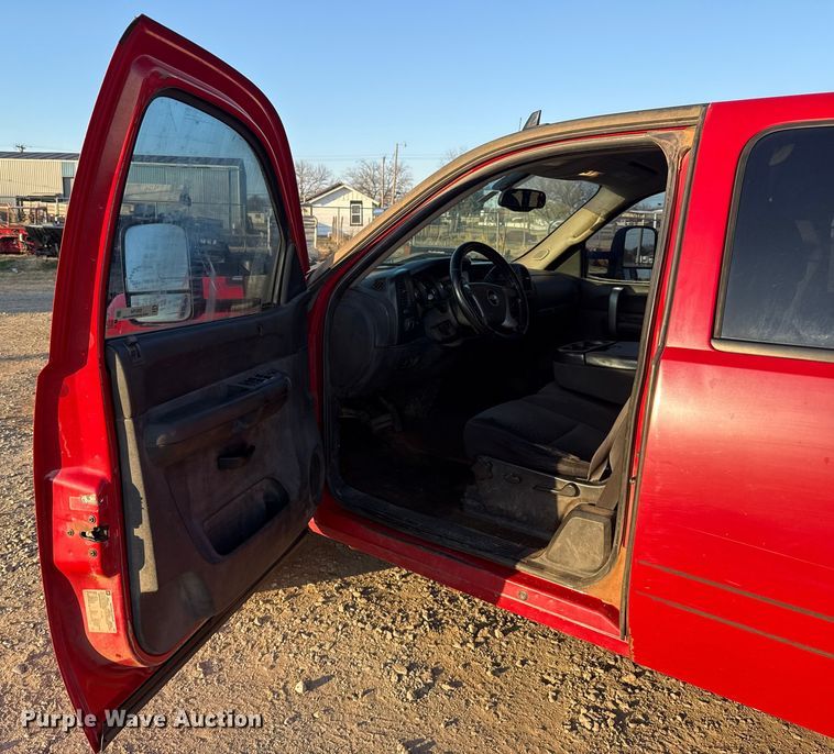 image for item ES5794 2007 Chevrolet Silverado 2500HD Ext. Cab flatbed pickup truck