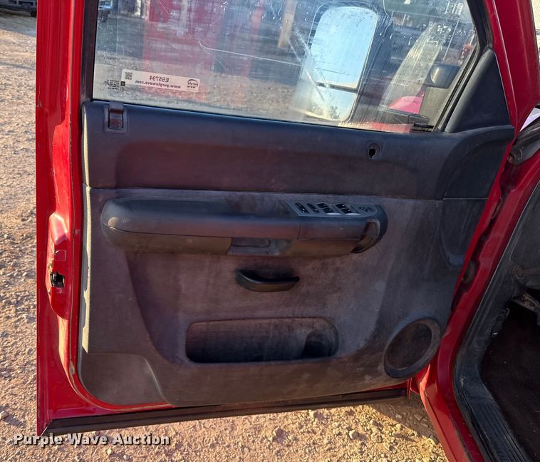 image for item ES5794 2007 Chevrolet Silverado 2500HD Ext. Cab flatbed pickup truck