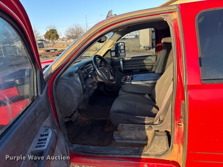 image for item ES5794 2007 Chevrolet Silverado 2500HD Ext. Cab flatbed pickup truck