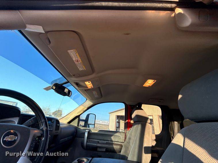 image for item ES5794 2007 Chevrolet Silverado 2500HD Ext. Cab flatbed pickup truck