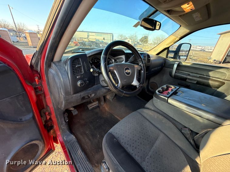 image for item ES5794 2007 Chevrolet Silverado 2500HD Ext. Cab flatbed pickup truck