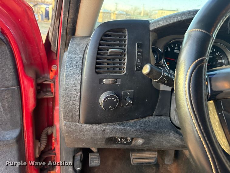 image for item ES5794 2007 Chevrolet Silverado 2500HD Ext. Cab flatbed pickup truck