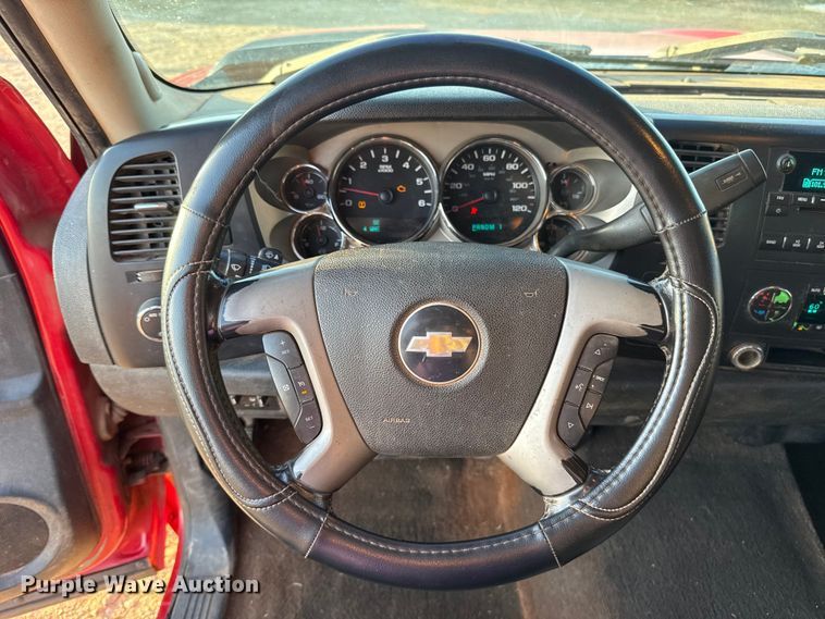 image for item ES5794 2007 Chevrolet Silverado 2500HD Ext. Cab flatbed pickup truck